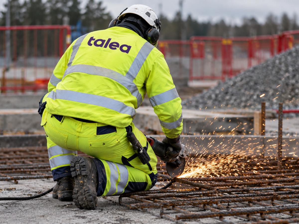 Talea-medarbetare kapar armering på en byggarbetsplats