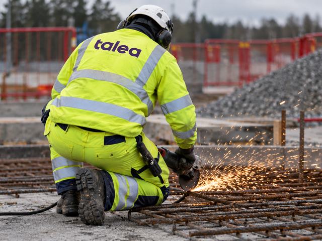 Talea-medarbetare kapar armering på en byggarbetsplats