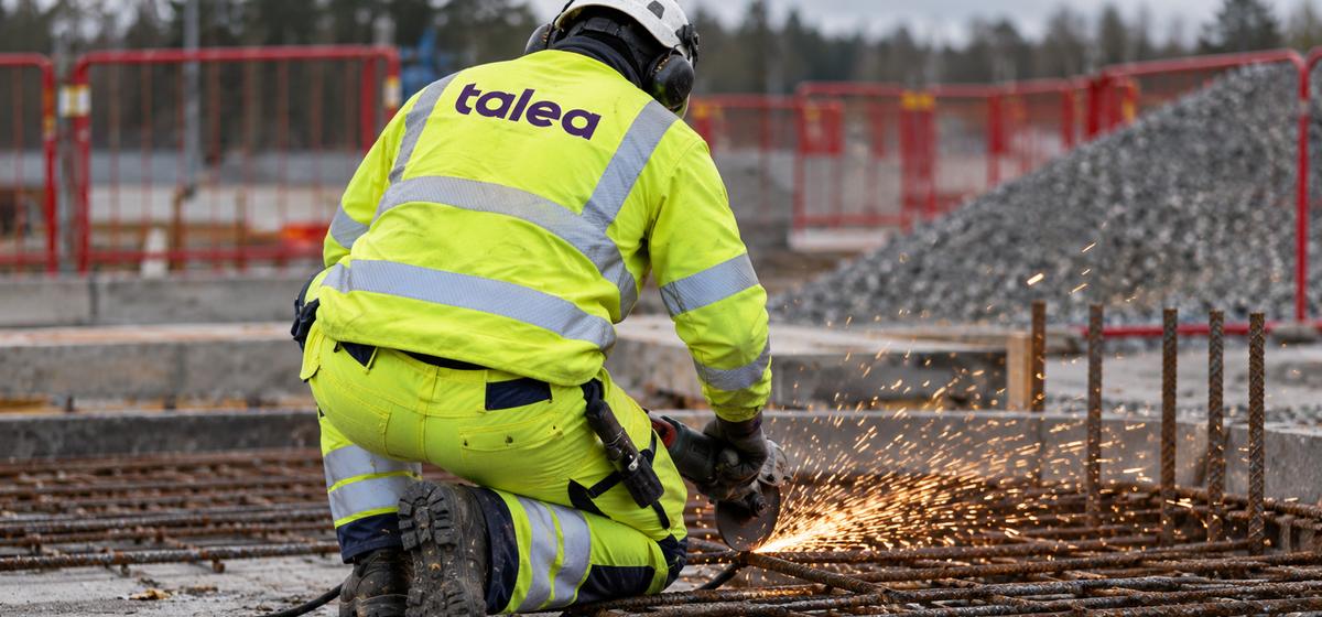 Talea-medarbetare kapar armering på en byggarbetsplats