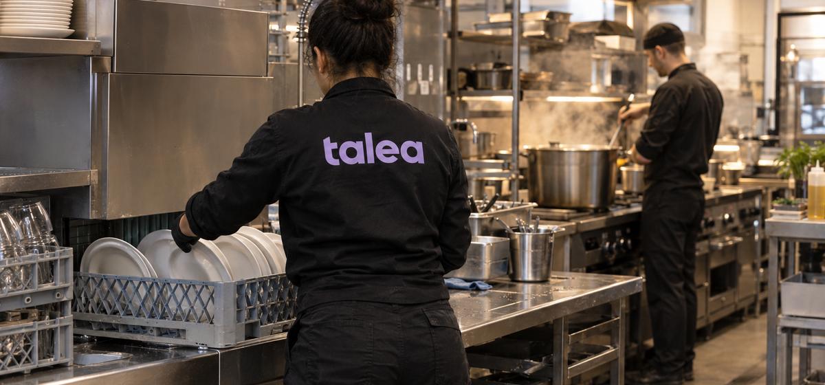 Talea-medarbetare diskar i ett restaurangkök