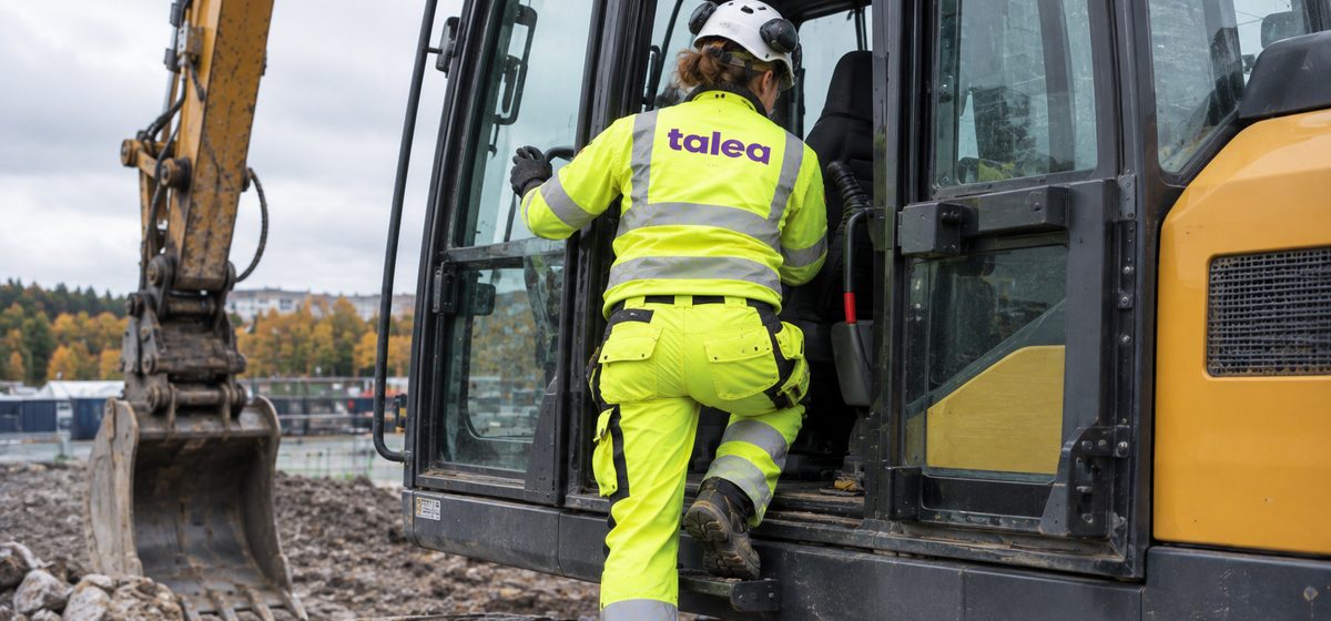 Maskinförare från Talea kliver in i hytten på en bandgrävare