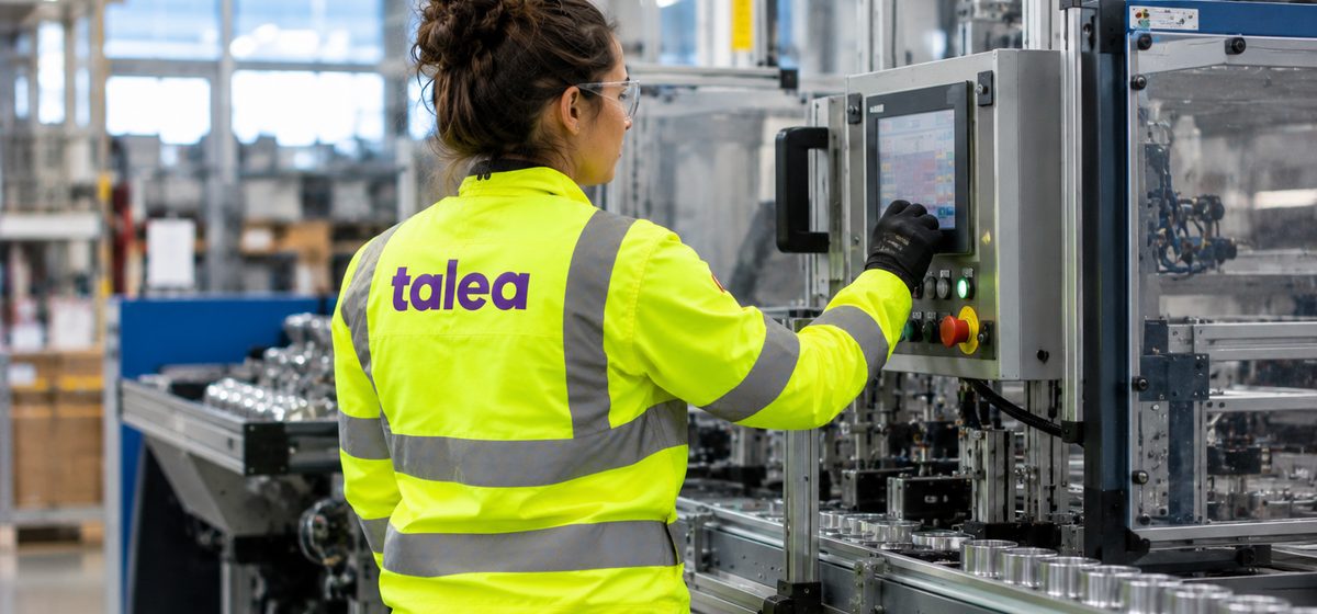 Produktionspersonal från Talea övervakar en automatiserad produktionslinje vid en pekskärm