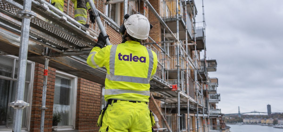 Ställningsbyggare från Talea monterar fasadställning på ett tegelhus i Göteborg
