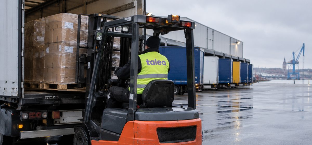 Truckförare från Talea lastar pallar i en trailer på en lastgård i Göteborg