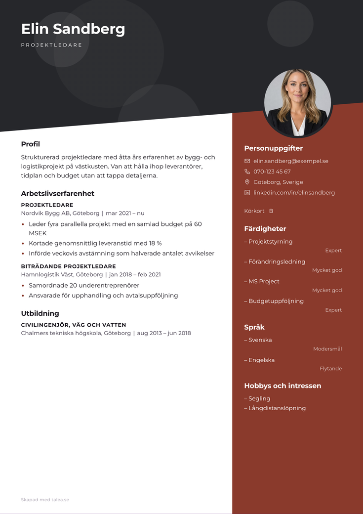 Gratis CV-mall Skrå – Mörkt huvud med diagonal söm, färgspalt till höger och fotot över sömmen.